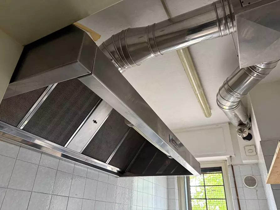 Immagine 10 di Locale commerciale in vendita  a Verona