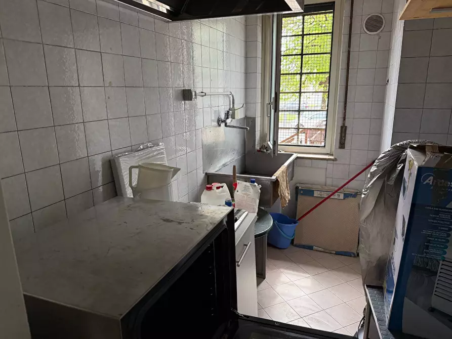 Immagine 11 di Locale commerciale in vendita  a Verona