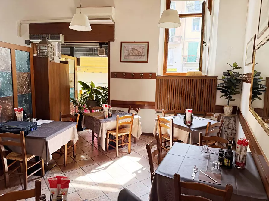 Immagine 1 di Attività commerciale in vendita  a Verona