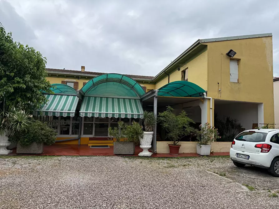 Immagine 8 di Attività commerciale in affitto  a Verona