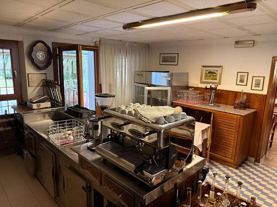 Immagine 17 di Attività commerciale in affitto  a Verona