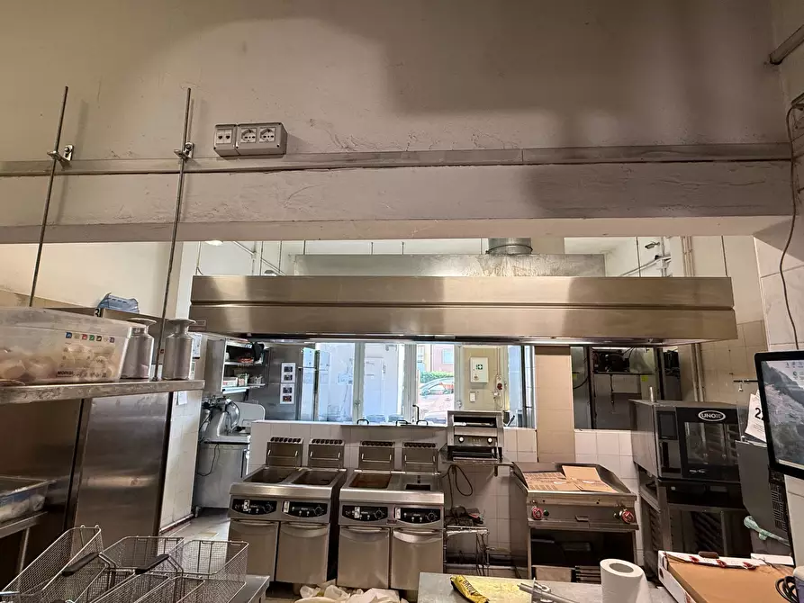 Immagine 12 di Attività commerciale in vendita  a Verona