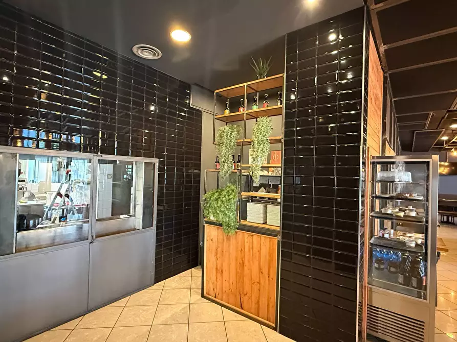 Immagine 13 di Attività commerciale in vendita  a Verona