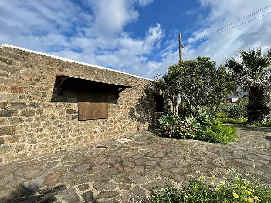 Immagine 23 di Villa in vendita  in Via Zubebi 13 a Pantelleria
