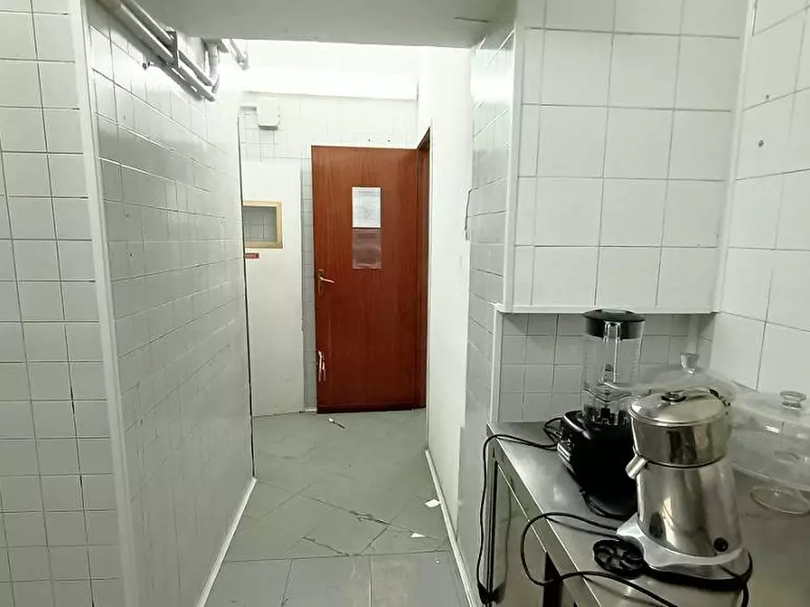 Immagine 17 di Locale commerciale in affitto  in Via San Basilio 37 a Palermo