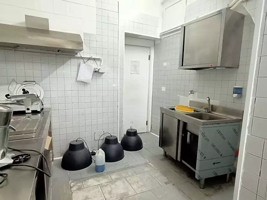 Immagine 18 di Locale commerciale in vendita  in Via San Basilio 37 a Palermo