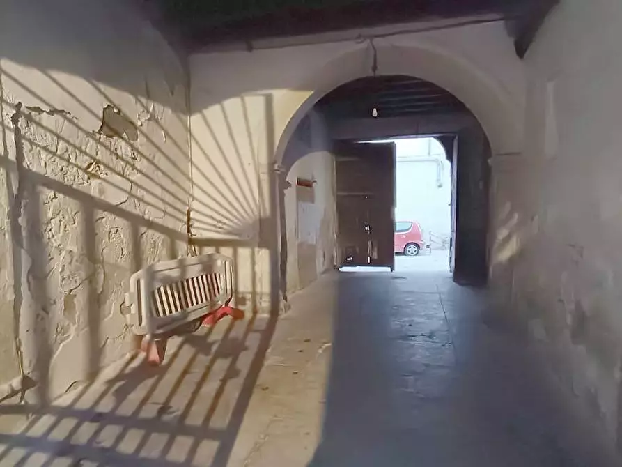 Immagine 31 di Locale commerciale in vendita  in Via San Basilio 37 a Palermo
