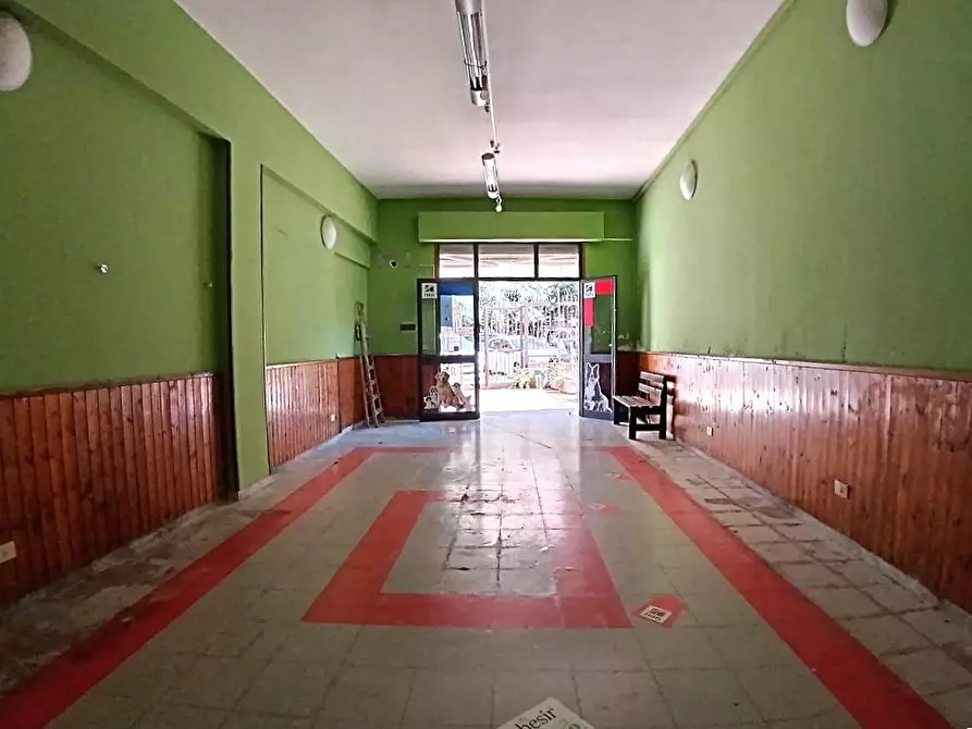 Immagine 4 di Locale commerciale in vendita  in Via Michele Titone 16A a Palermo