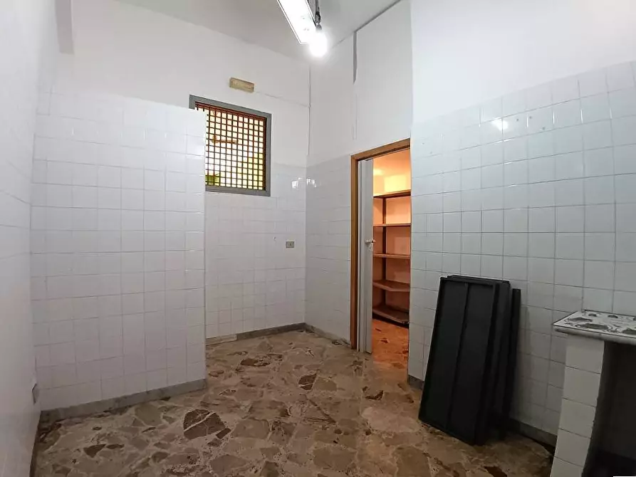 Immagine 6 di Locale commerciale in vendita  in Via Michele Titone 16A a Palermo