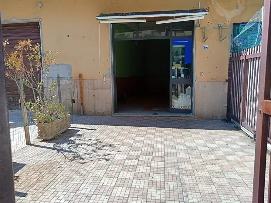Immagine 10 di Locale commerciale in vendita  in Via Michele Titone 16A a Palermo