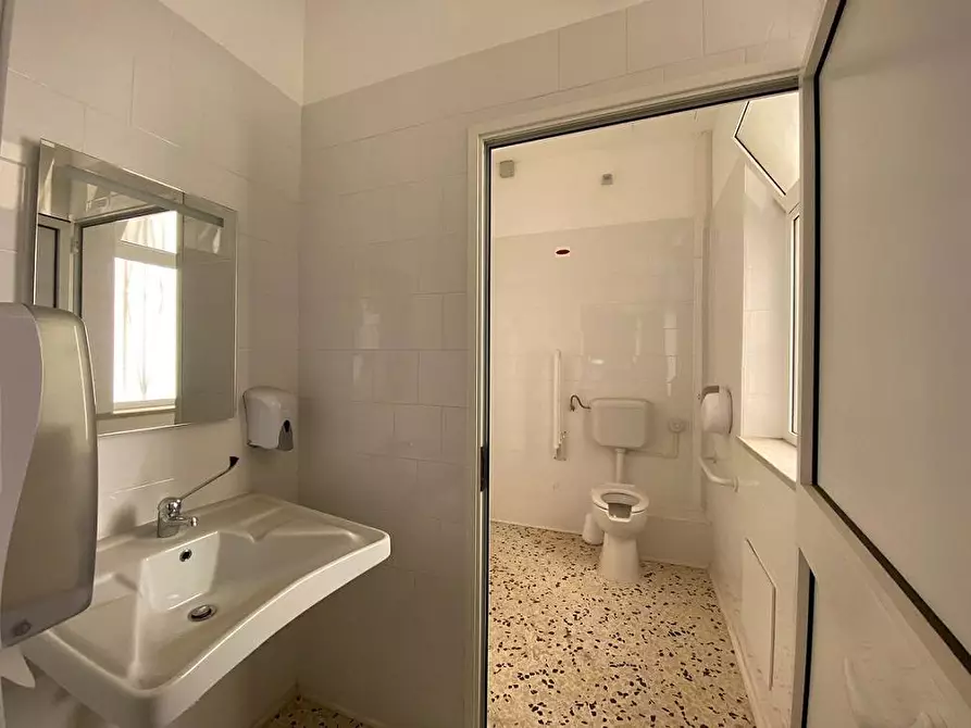 Immagine 12 di Locale commerciale in vendita  in Via Dei Quartieri 21 a Palermo