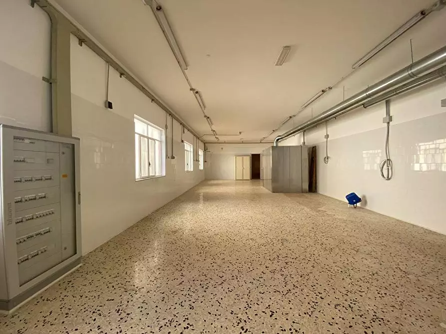 Immagine 15 di Locale commerciale in vendita  in Via Dei Quartieri 21 a Palermo