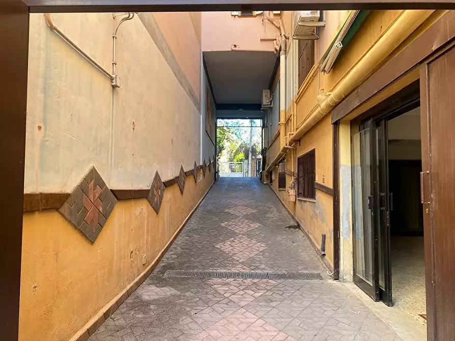 Immagine 32 di Locale commerciale in vendita  in Via Dei Quartieri 21 a Palermo