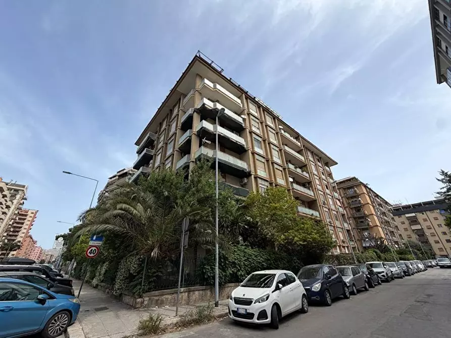 Immagine 1 di Appartamento in vendita  in Piazza Europa 36 a Palermo