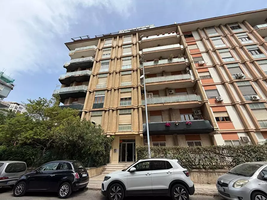 Immagine 35 di Appartamento in vendita  in Piazza Europa 36 a Palermo