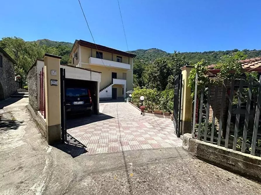 Immagine 1 di Villa in vendita  in Contrada Fiumara 40 a Tortorici