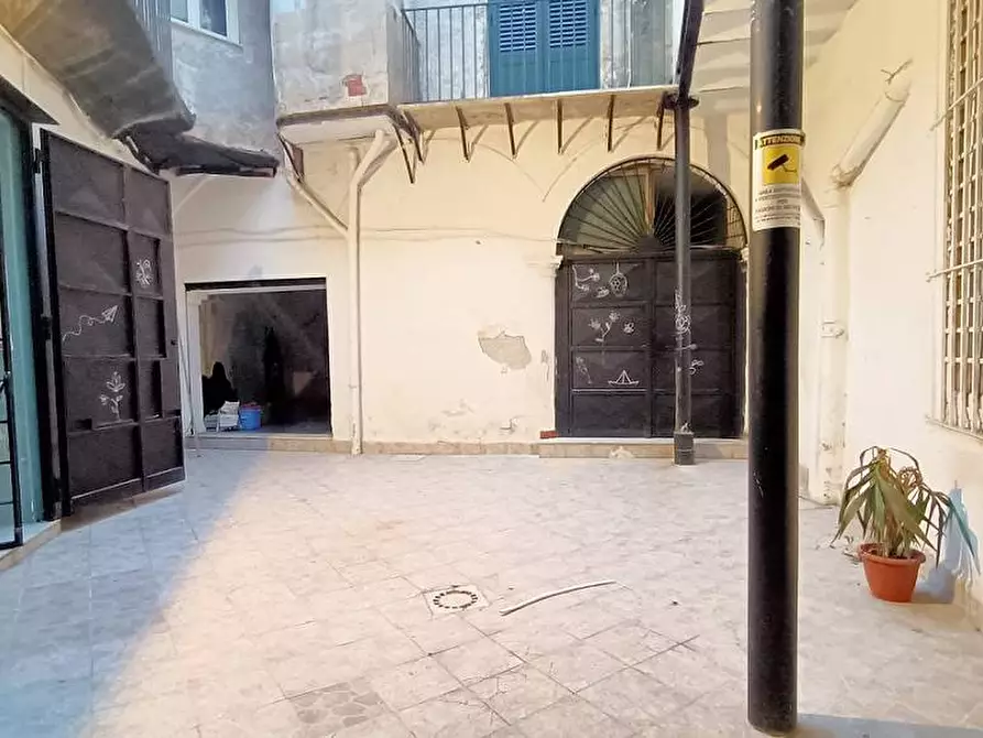 Immagine 25 di Locale commerciale in vendita  in Via San Basilio 37 a Palermo