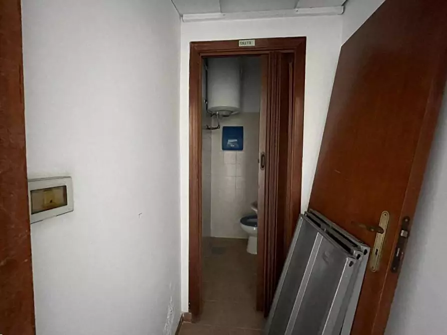 Immagine 11 di Locale commerciale in vendita  in piazza san marino 8 a Palermo