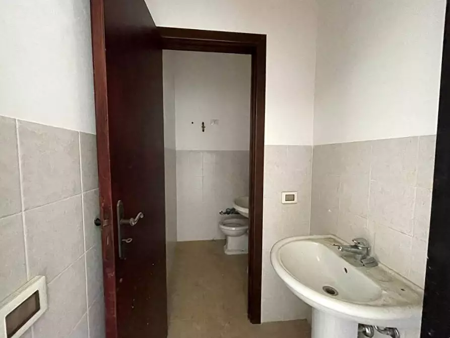 Immagine 8 di Locale commerciale in vendita  in piazza san marino 8 a Palermo