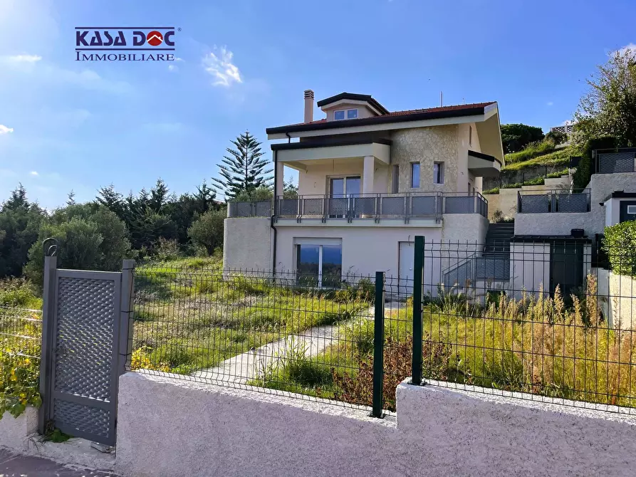 Immagine 1 di Villa in vendita  in Viale Crotone a Catanzaro