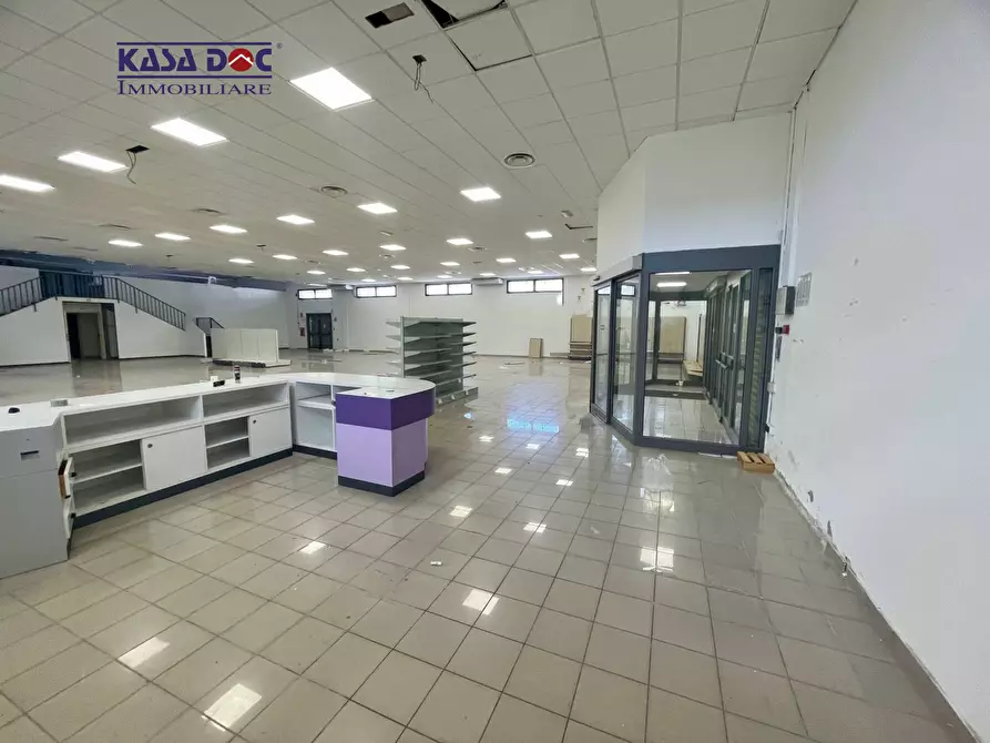 Immagine 2 di Locale commerciale in vendita  in Via Lucrezia della Valle a Catanzaro