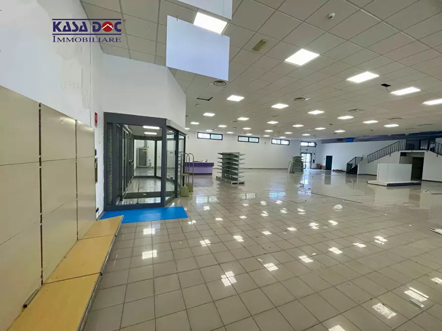 Immagine 4 di Locale commerciale in vendita  in Via Lucrezia della Valle a Catanzaro