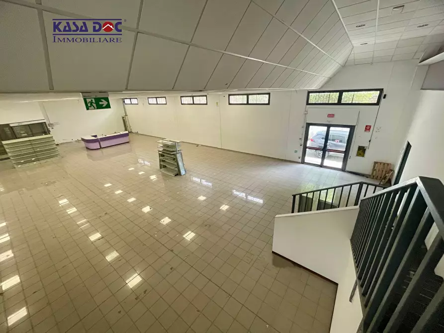 Immagine 5 di Locale commerciale in vendita  in Via Lucrezia della Valle a Catanzaro