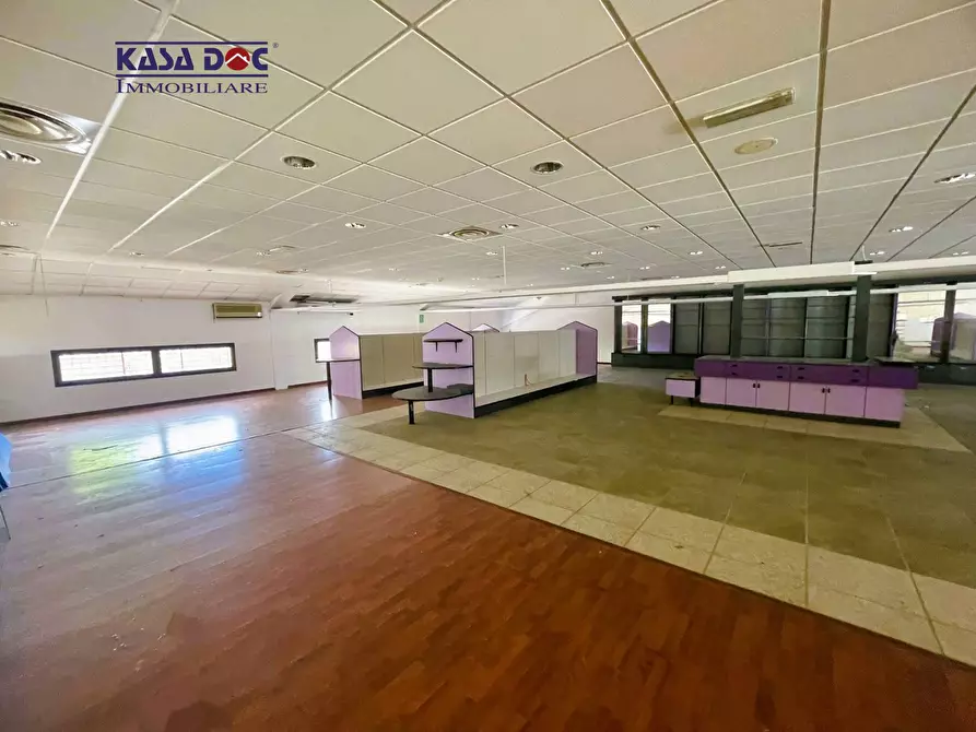 Immagine 7 di Locale commerciale in vendita  in Via Lucrezia della Valle a Catanzaro