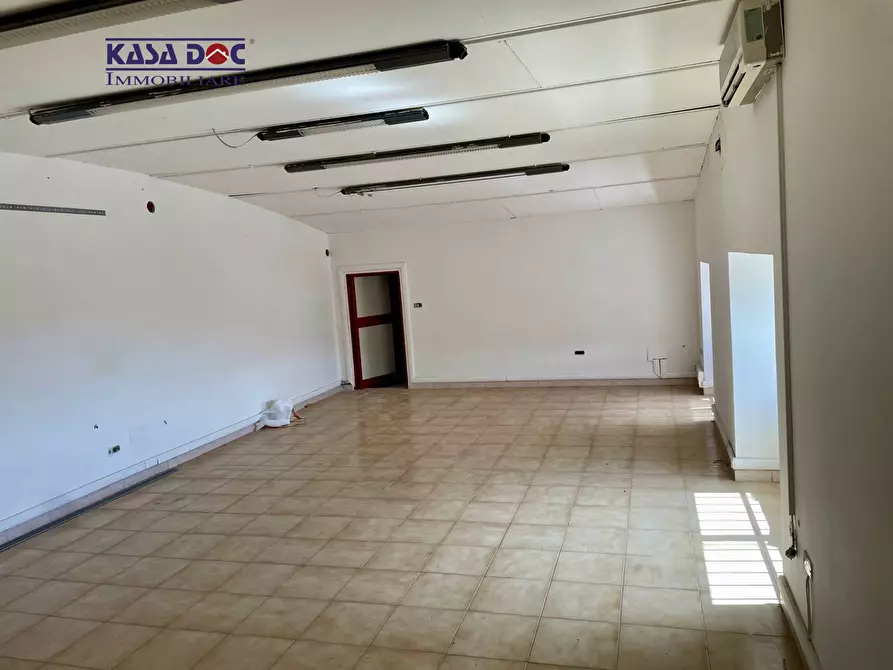 Immagine 13 di Locale commerciale in vendita  in Via Lucrezia della Valle a Catanzaro