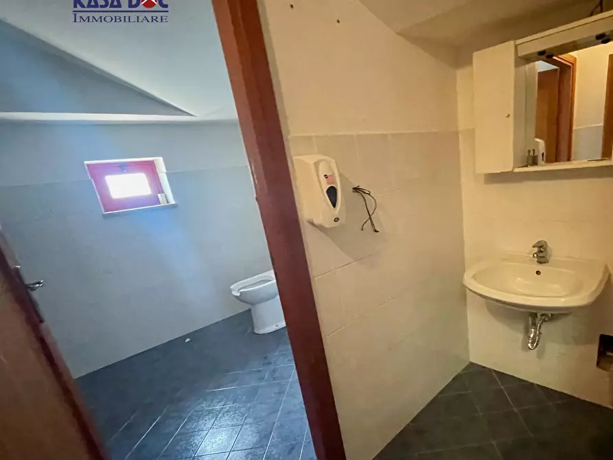 Immagine 14 di Locale commerciale in vendita  in Via Lucrezia della Valle a Catanzaro