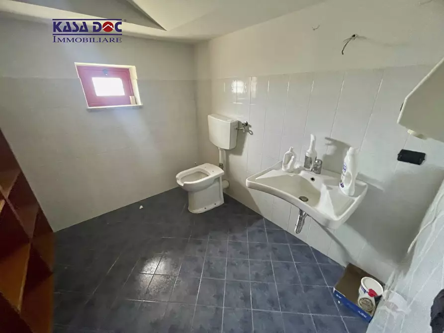 Immagine 15 di Locale commerciale in vendita  in Via Lucrezia della Valle a Catanzaro