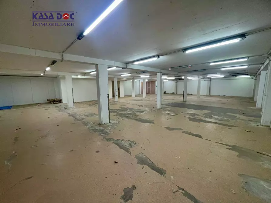 Immagine 18 di Locale commerciale in vendita  in Via Lucrezia della Valle a Catanzaro