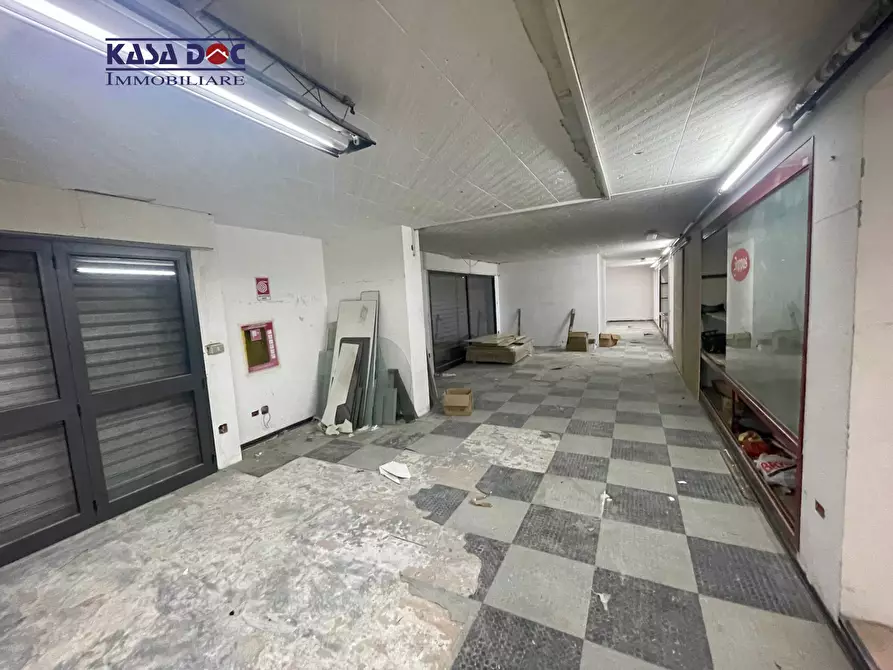 Immagine 19 di Locale commerciale in vendita  in Via Lucrezia della Valle a Catanzaro