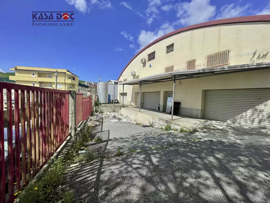 Immagine 23 di Locale commerciale in vendita  in Via Lucrezia della Valle a Catanzaro