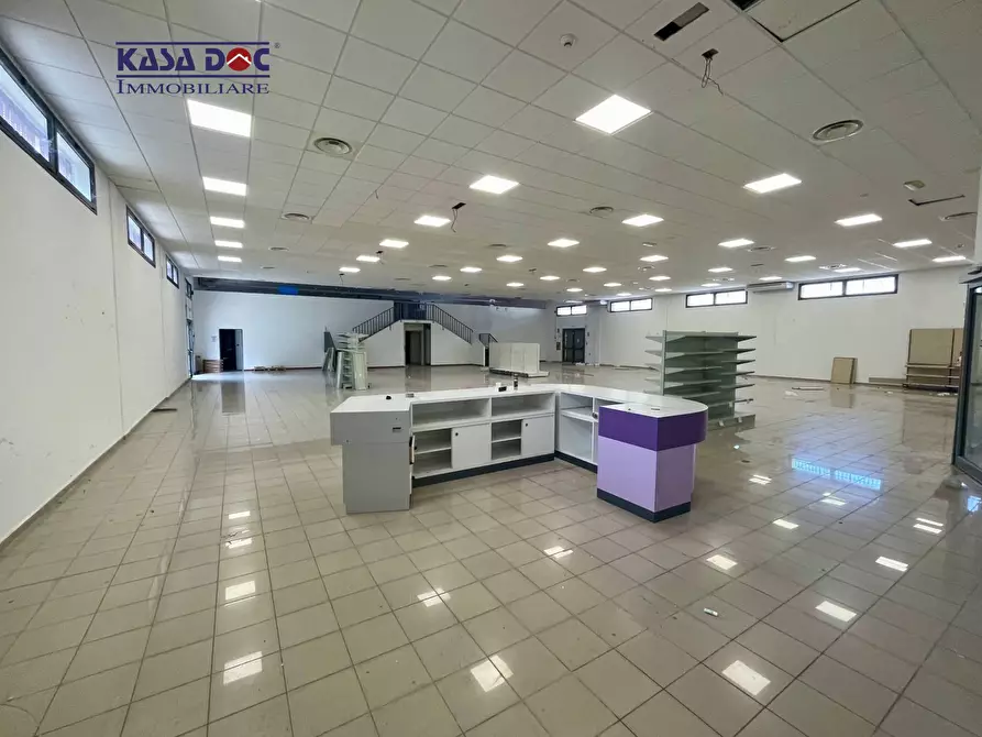 Immagine 1 di Locale commerciale in affitto  in Via Lucrezia della Valle a Catanzaro