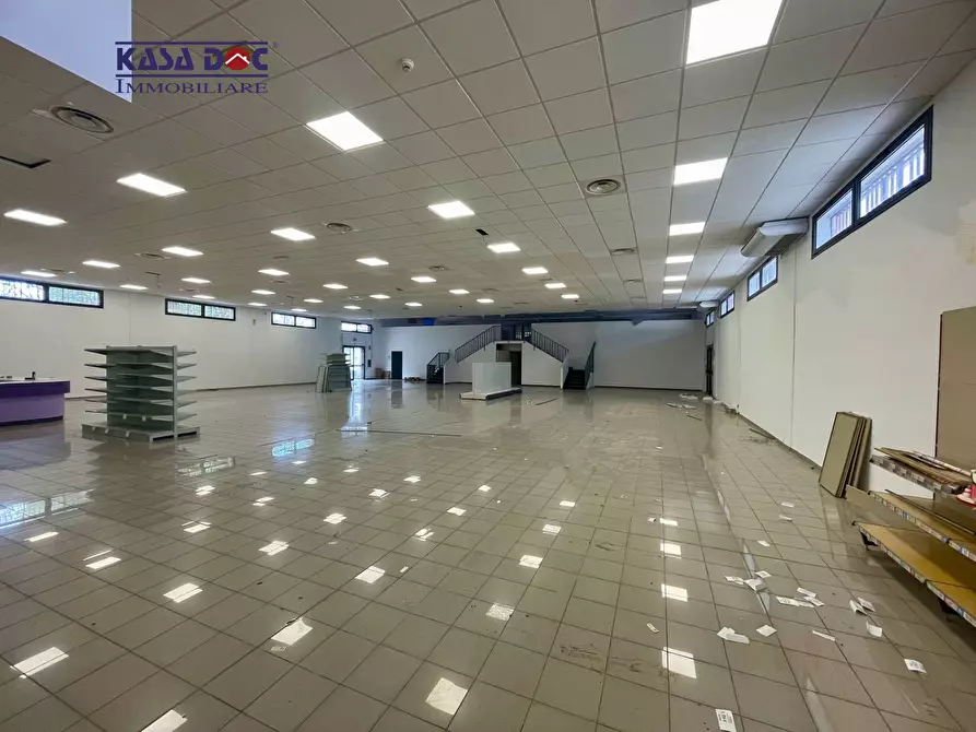 Immagine 3 di Locale commerciale in affitto  in Via Lucrezia della Valle a Catanzaro