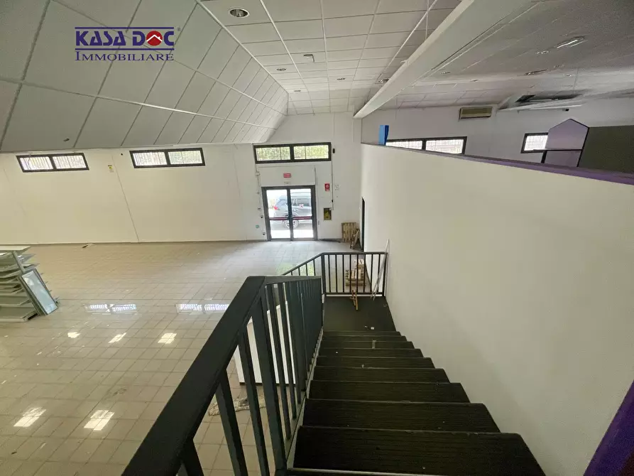 Immagine 6 di Locale commerciale in affitto  in Via Lucrezia della Valle a Catanzaro