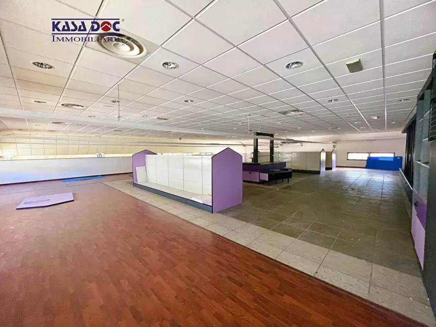 Immagine 8 di Locale commerciale in affitto  in Via Lucrezia della Valle a Catanzaro