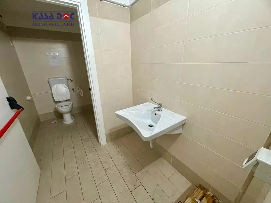 Immagine 16 di Locale commerciale in affitto  in Via Lucrezia della Valle a Catanzaro