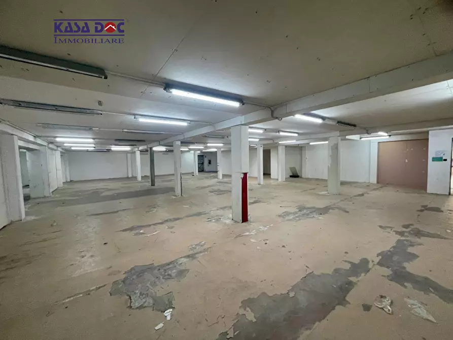 Immagine 17 di Locale commerciale in affitto  in Via Lucrezia della Valle a Catanzaro