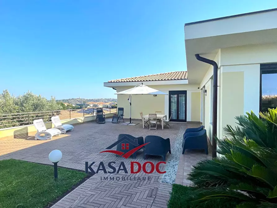 Immagine 1 di Villa in vendita  in Via M. A. Cassiodoro a Soverato