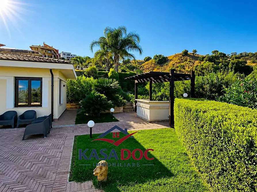 Immagine 2 di Villa in vendita  in Via M. A. Cassiodoro a Soverato