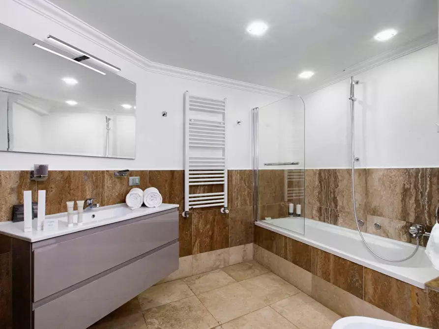 Immagine 14 di Villa in affitto  in Via Dei Due Ponti a Roma