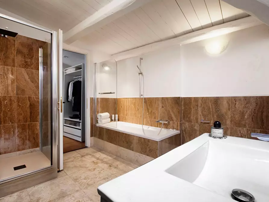 Immagine 17 di Villa in affitto  in Via Dei Due Ponti a Roma