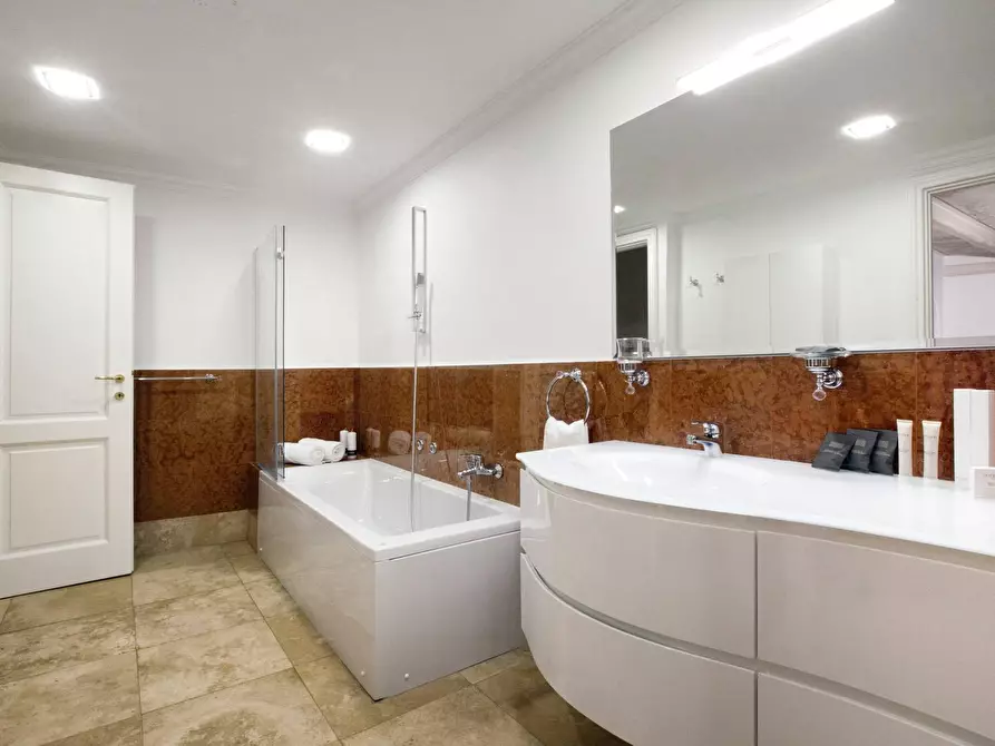 Immagine 18 di Villa in affitto  in Via Dei Due Ponti a Roma