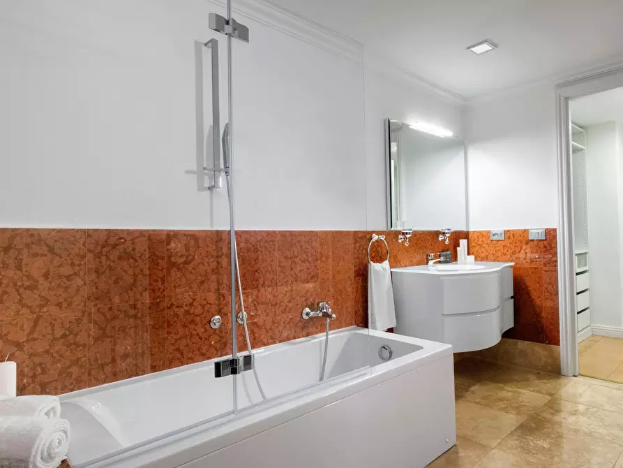 Immagine 30 di Villa in affitto  in Via Dei Due Ponti a Roma