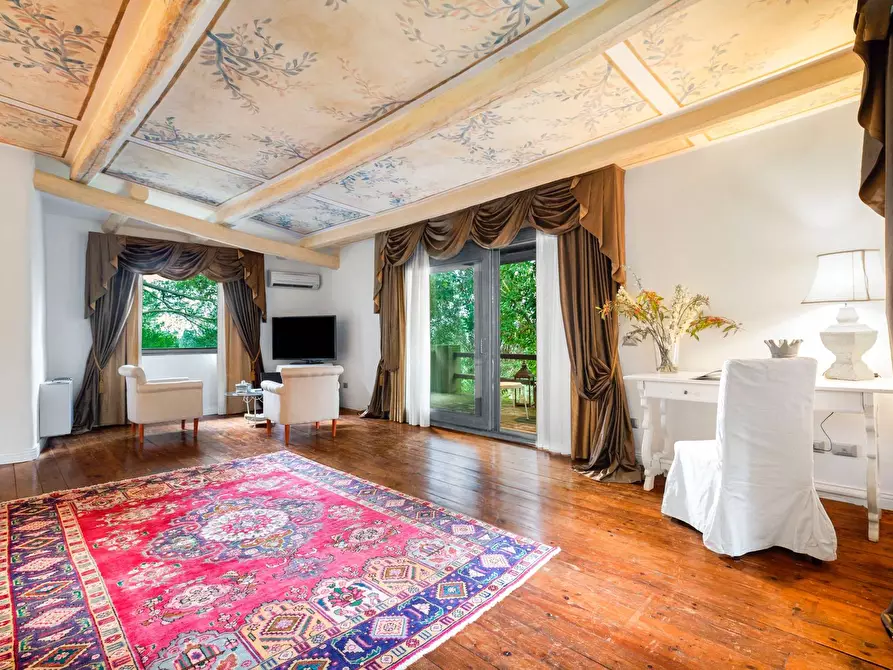 Immagine 35 di Villa in affitto  in Via Dei Due Ponti a Roma