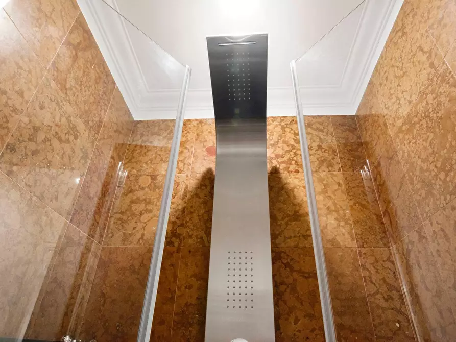 Immagine 40 di Villa in affitto  in Via Dei Due Ponti a Roma