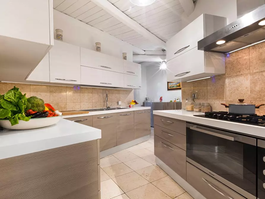 Immagine 41 di Villa in affitto  in Via Dei Due Ponti a Roma