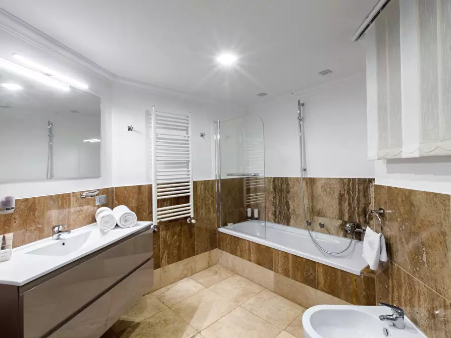 Immagine 44 di Villa in affitto  in Via Dei Due Ponti a Roma